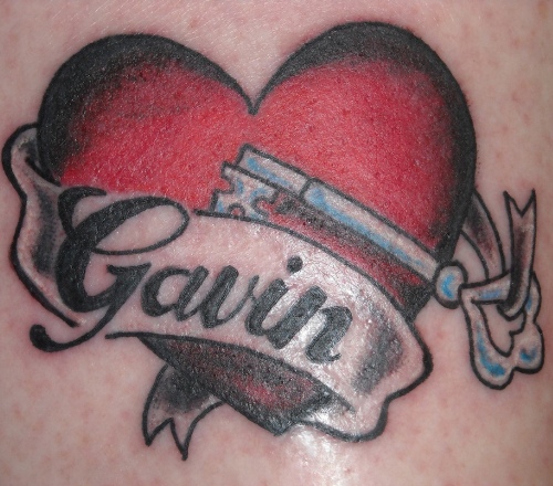Disegni del tatuaggio in stile nome con tema d'amore