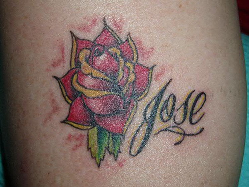 I disegni del tatuaggio del nome floreale per le donne
