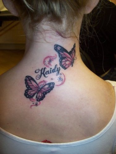 Tatuaggi di nome del collo di farfalla