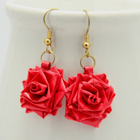 papel-quilling-joyas-diseños-paper-quilled-red-rose-earrings