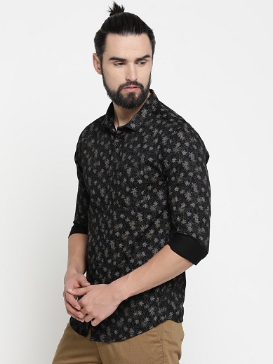 Camisa de hombre negra con estampado floral