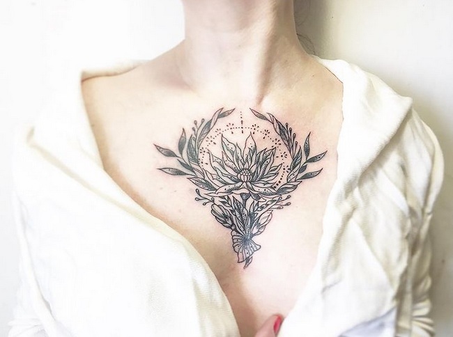 Cerca del tatuaje de la flor del pecho
