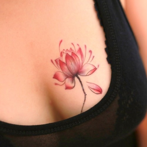 Diseño de tatuaje floral en el pecho