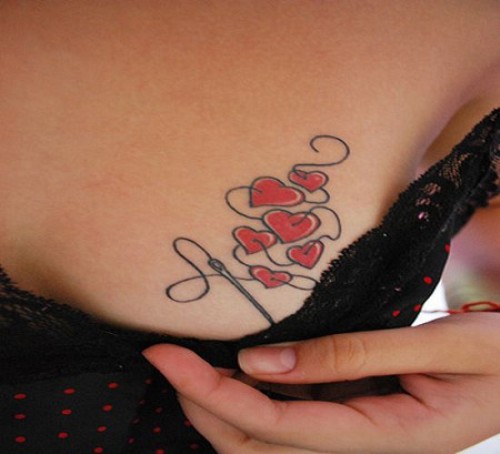 Diseño de tatuaje de pecho de corazones