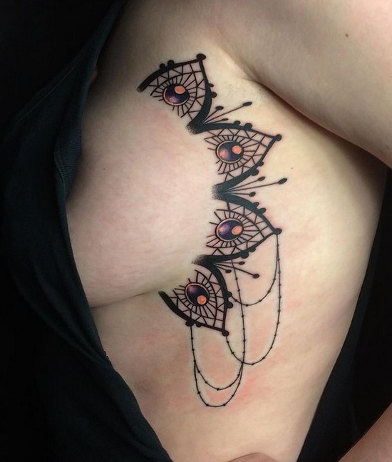 Último tatuaje de pecho en el costado