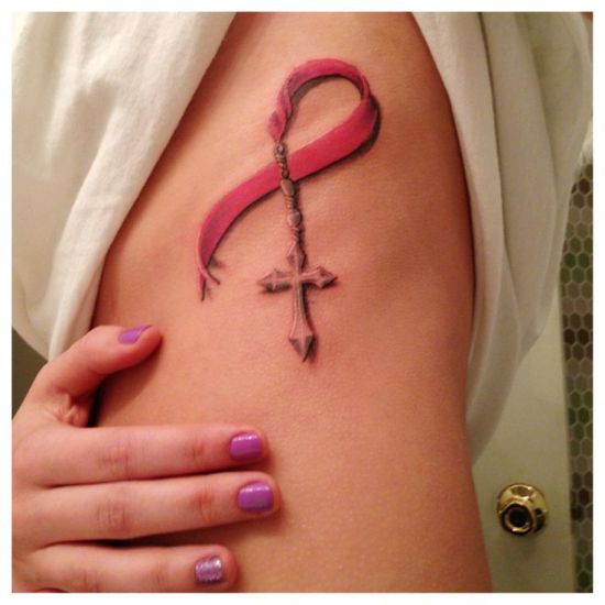 Tatuaje en el costado del pecho, cruz y cinta