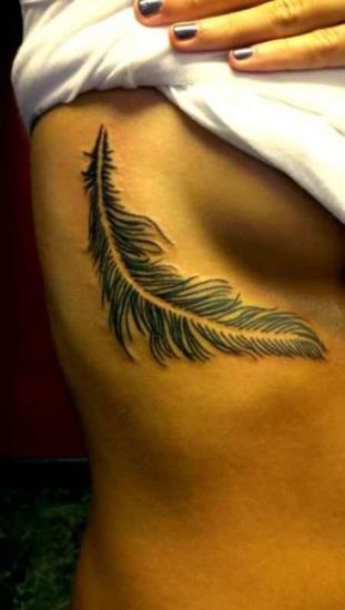 Tatuaje en el costado del pecho, pluma grande