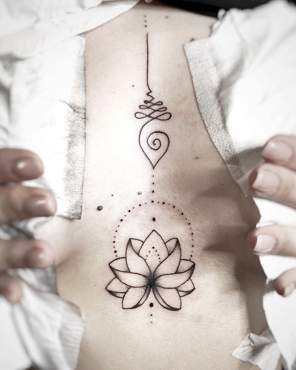 Diseño de tatuaje de loto entre los senos