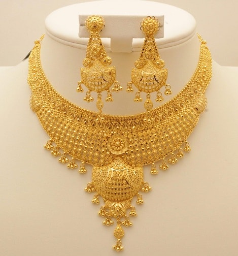 Design tradizionale della collana d'oro