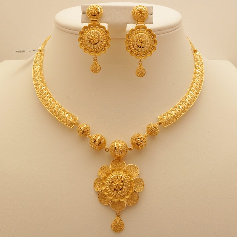 Design della collana d'oro ispirato ai fiori