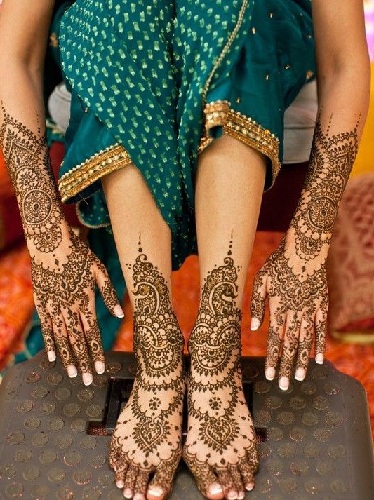 Mehendi per le mani e i piedi della sposa