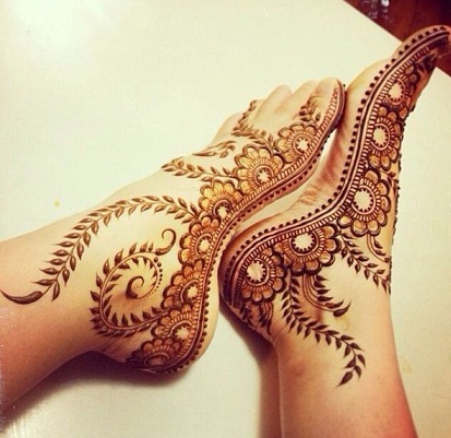Diseños de Mehandi de pies florales simétricos