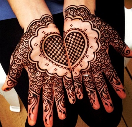 Ultimi disegni Mehendi a forma di cuore