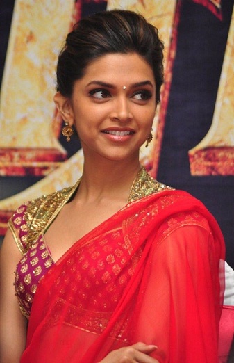 Deepika padukone acconciatura a ciambella in sari