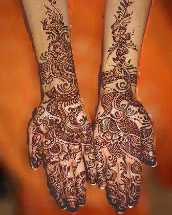 Diseños nupciales de mehndi para manos.