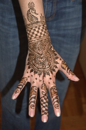 Diseño de Mehndi de mano de pavo real