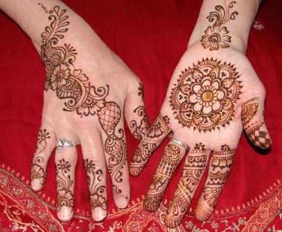 Diseño redondo de flores Mehndi para manos