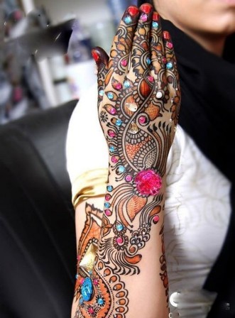 Diseños de Mehndi multicolor para manos