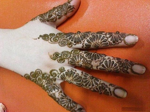 Diseño de dedo Mehndi en mano