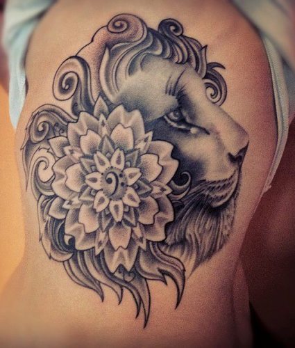 La bellezza del tatuaggio di una leonessa