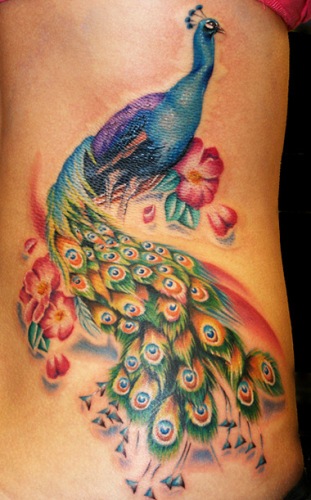 Tatuaggio per ragazze con pavone travestito