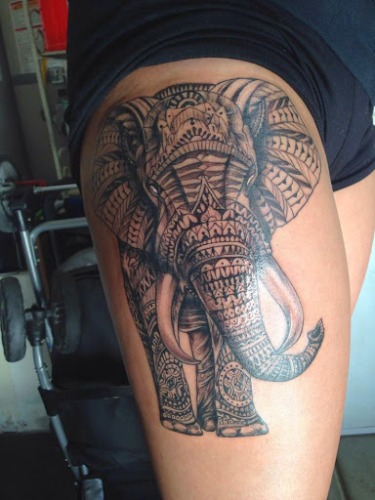 Tatuaggio elefante decorato per le cosce delle ragazze
