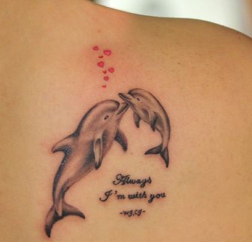 Tatuaggio di coppia di pesci sulla schiena delle ragazze