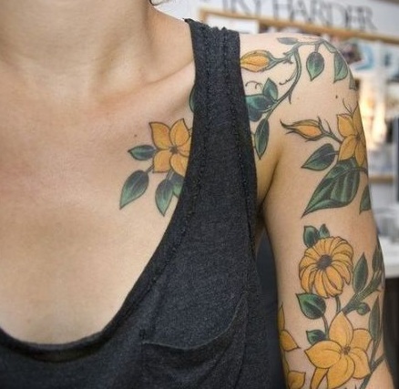 Tatuaggi ragazza con disegno floreale colorato