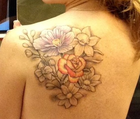 Disegno del tatuaggio del fiore a colori