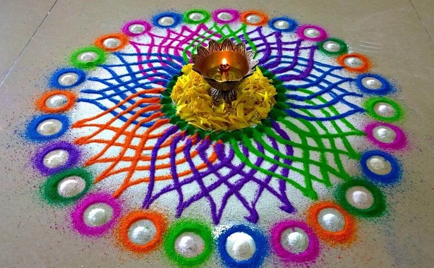 Diseños de rangoli con colores en el piso