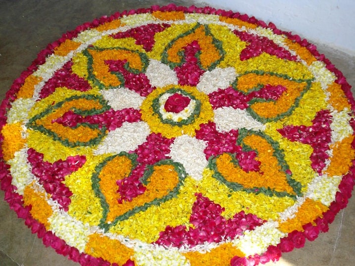Kolam rangoli con flores