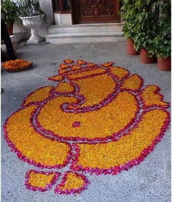 Lord Ganesha Rangoli con flores