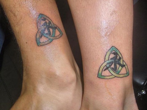 Tatuaggio Trinity con lettera centralizzata
