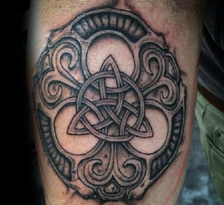 Tatuaggio con nodo Trinity decorato