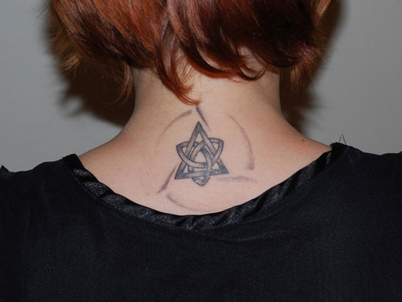 Disegni del tatuaggio del nodo della trinità con le immagini