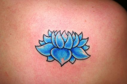 Tatuaje de un solo loto azul