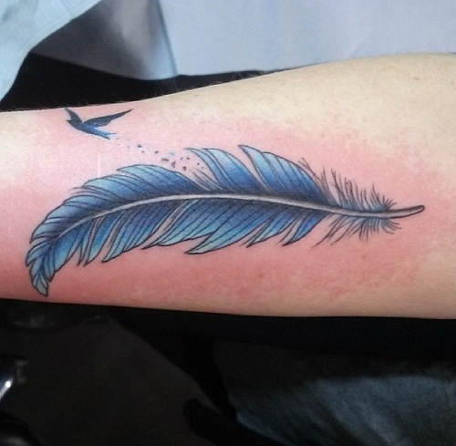 Tatuaje azul con patrón de pluma única