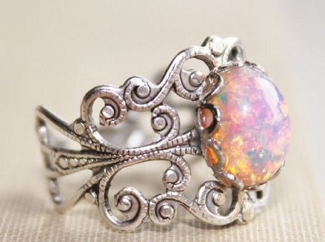 Diseño de anillo de piedra natal de plata vintage