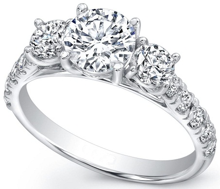 Design con tre anelli di pietra per il fidanzamento