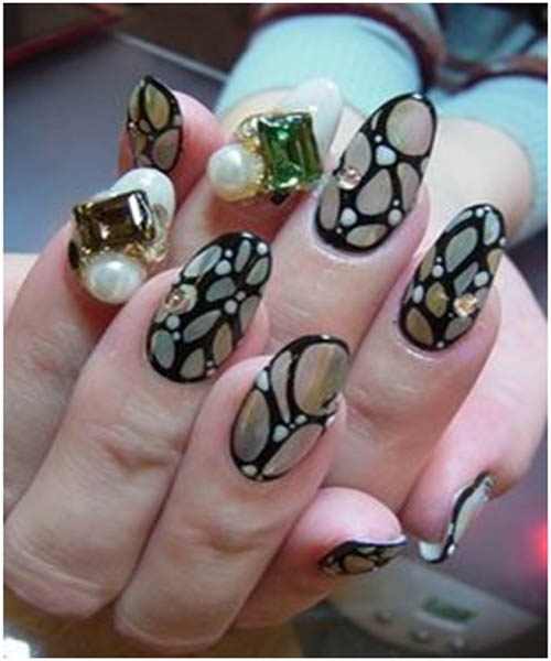 Arte de uñas 3D con grandes piedras semipreciosas y perlas
