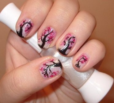 Arte de uñas con efecto de árbol de flor de cerezo