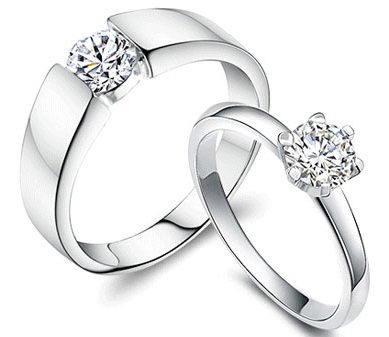 Coppia di anelli di fidanzamento con diamanti