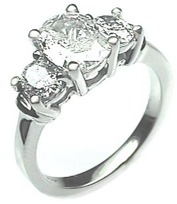 Anello di fidanzamento con tre pietre di diamante