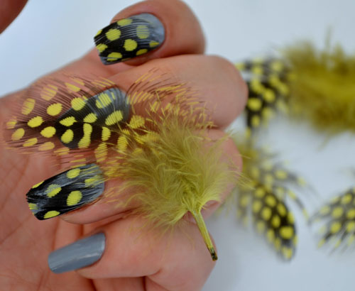Arte de uñas de plumas de puntos amarillos y negros