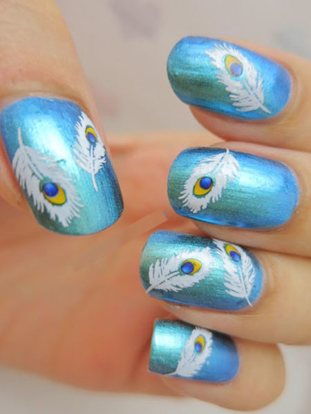 Arte de uñas de plumas de pavo real pintado a mano gratis