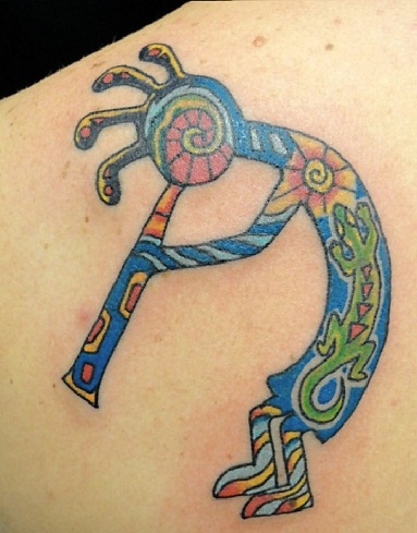Tatuaje multicolor de Kokopelli