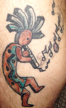 Tatuaje de flauta cantando Kokopelli