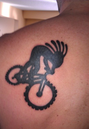 Kokopelli con diseño de tatuaje de bicicleta