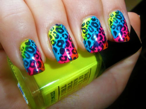 Nail art al neon in arcobaleno e leopardo