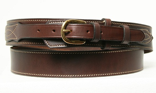 Cinturón marrón de hombre de moda
